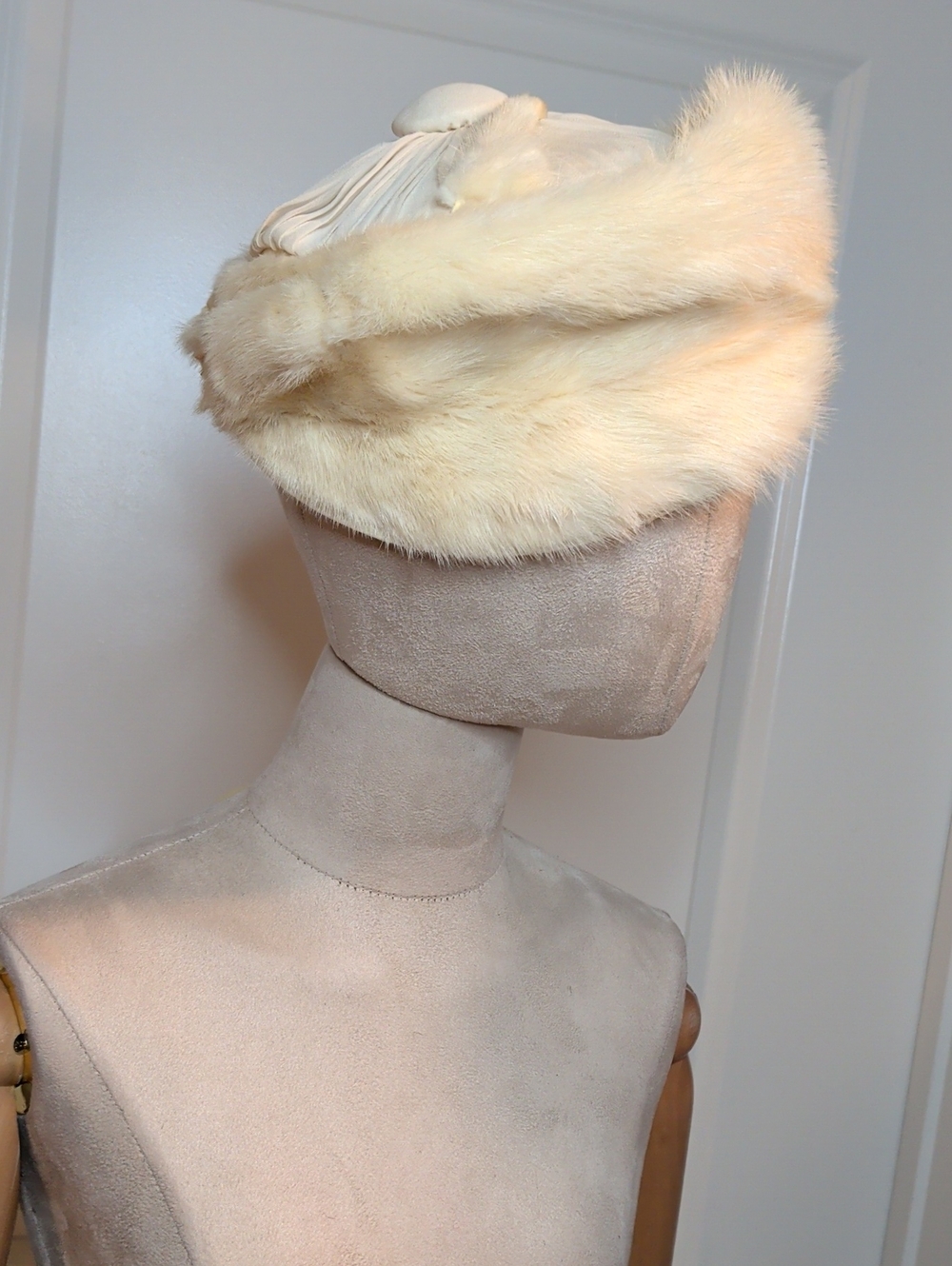 Vintage 50s 60s Cream Mini Fur Beret Pillbox Hat w/ Paws 22.5"